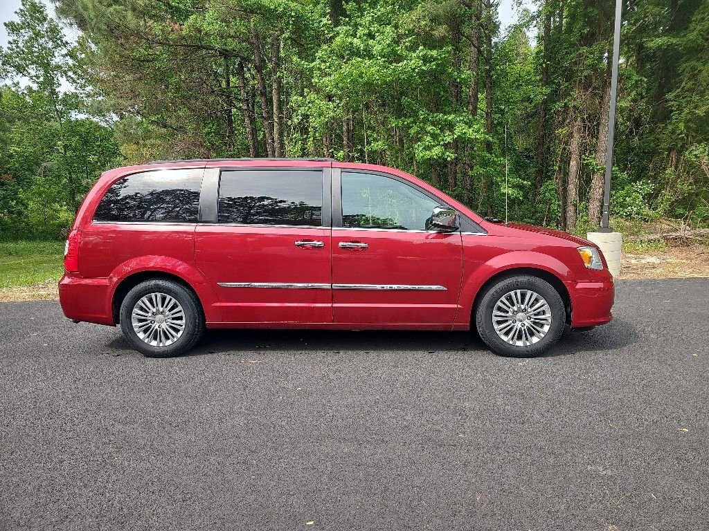 Used 2016 Chrysler Town & Country Touring-L FWD image 4