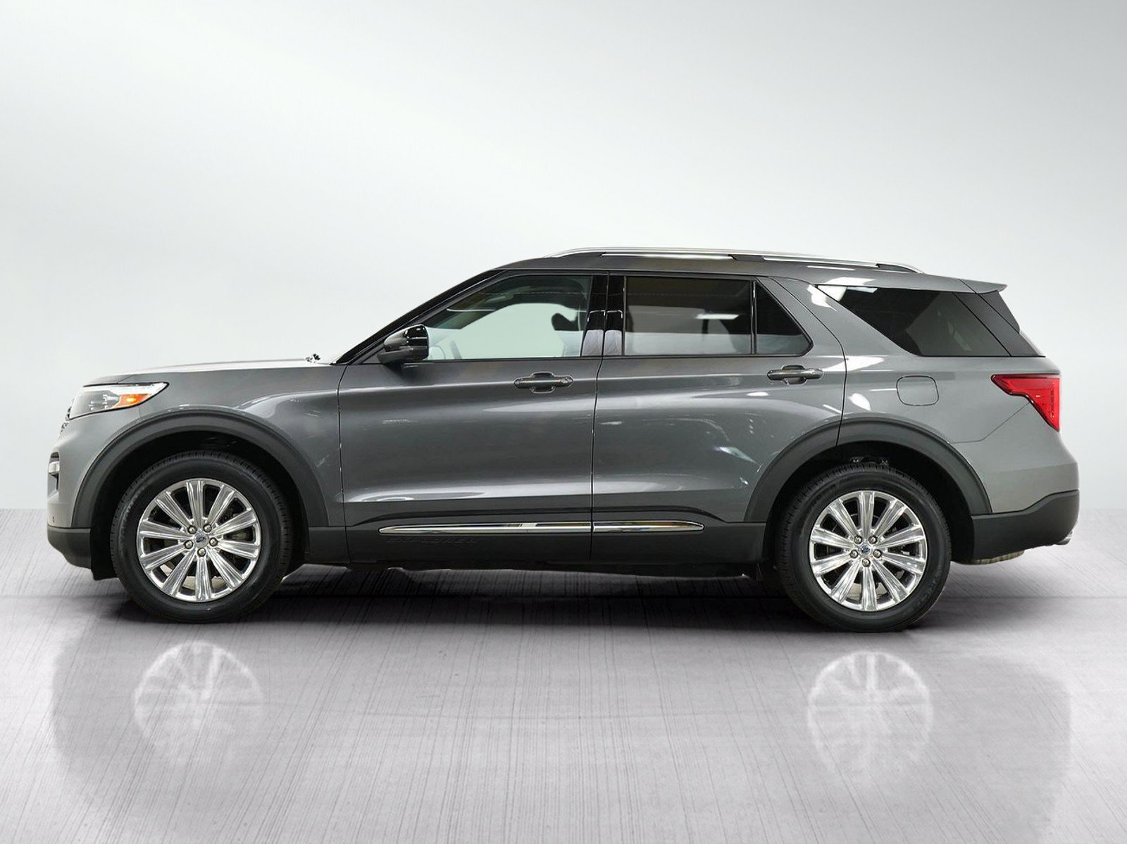 Used 2021 Ford Explorer Limited w/ Equipment Group 301A AWD/4WD image 2