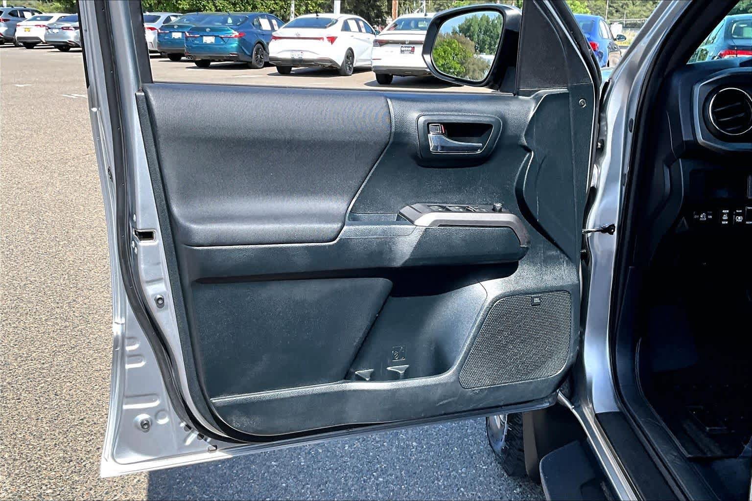 Used 2017 Toyota Tacoma TRD Off-Road RWD image 21