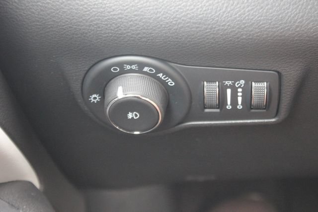 Used 2025 Jeep Compass Limited w/ Elite Group AWD/4WD image 18