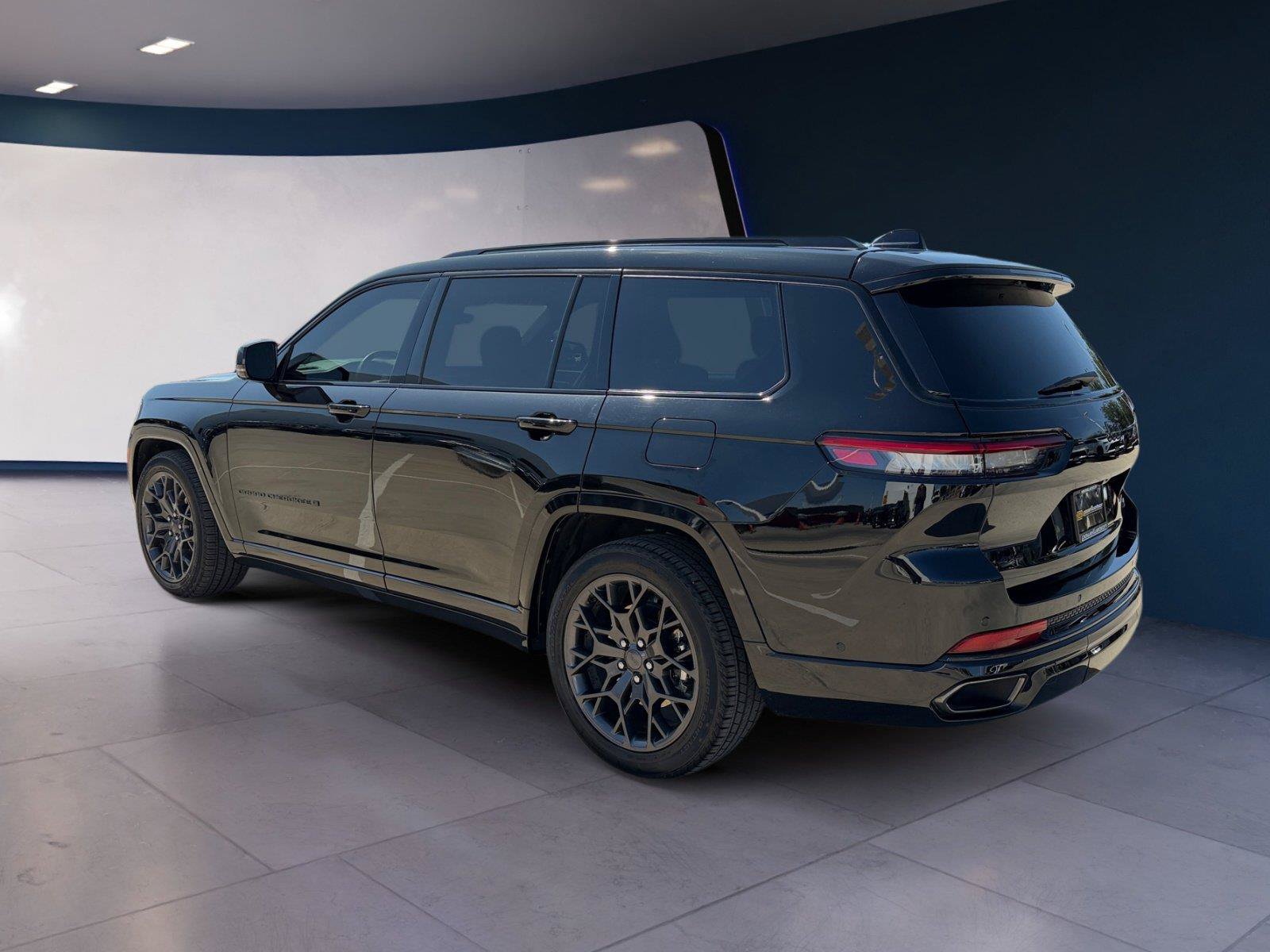Used 2025 Jeep Grand Cherokee L Summit w/ Obsidian Package AWD/4WD image 3