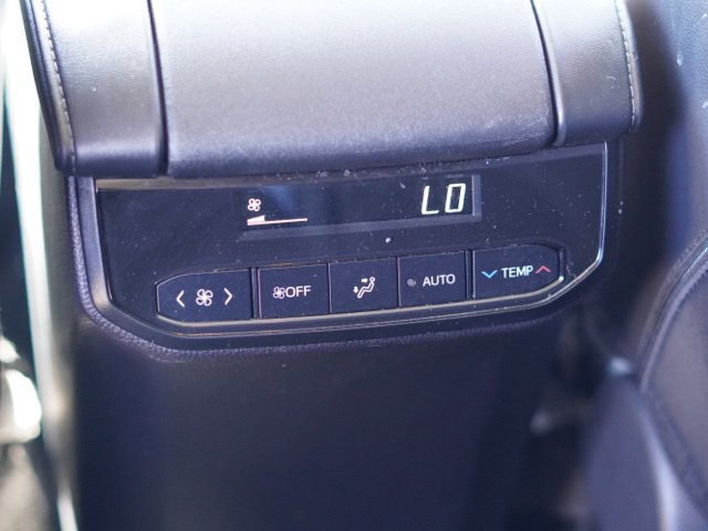 Used 2024 Toyota Highlander XLE AWD/4WD image 37