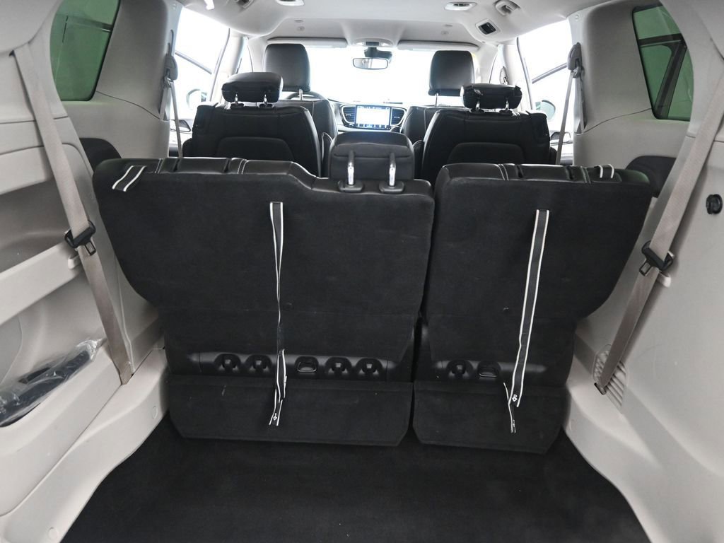 Used 2024 Chrysler Pacifica Touring-L image 17