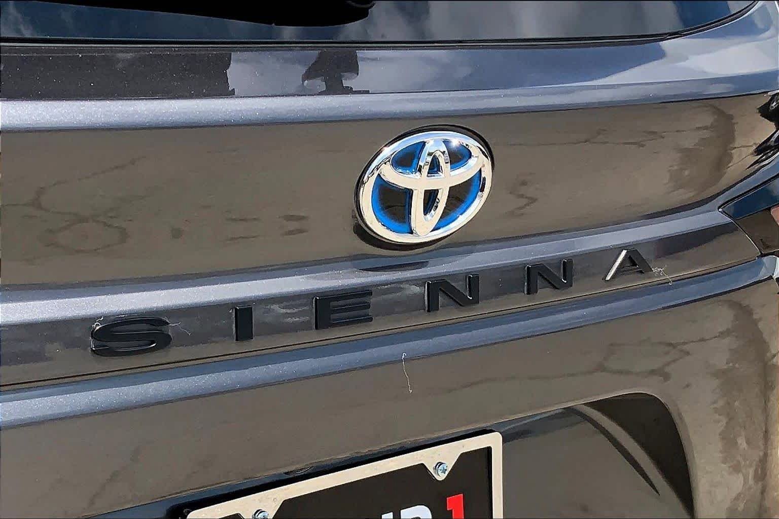 Used 2025 Toyota Sienna LE FWD image 30
