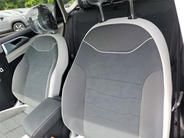 New 2025 Volkswagen Taos SE image 19