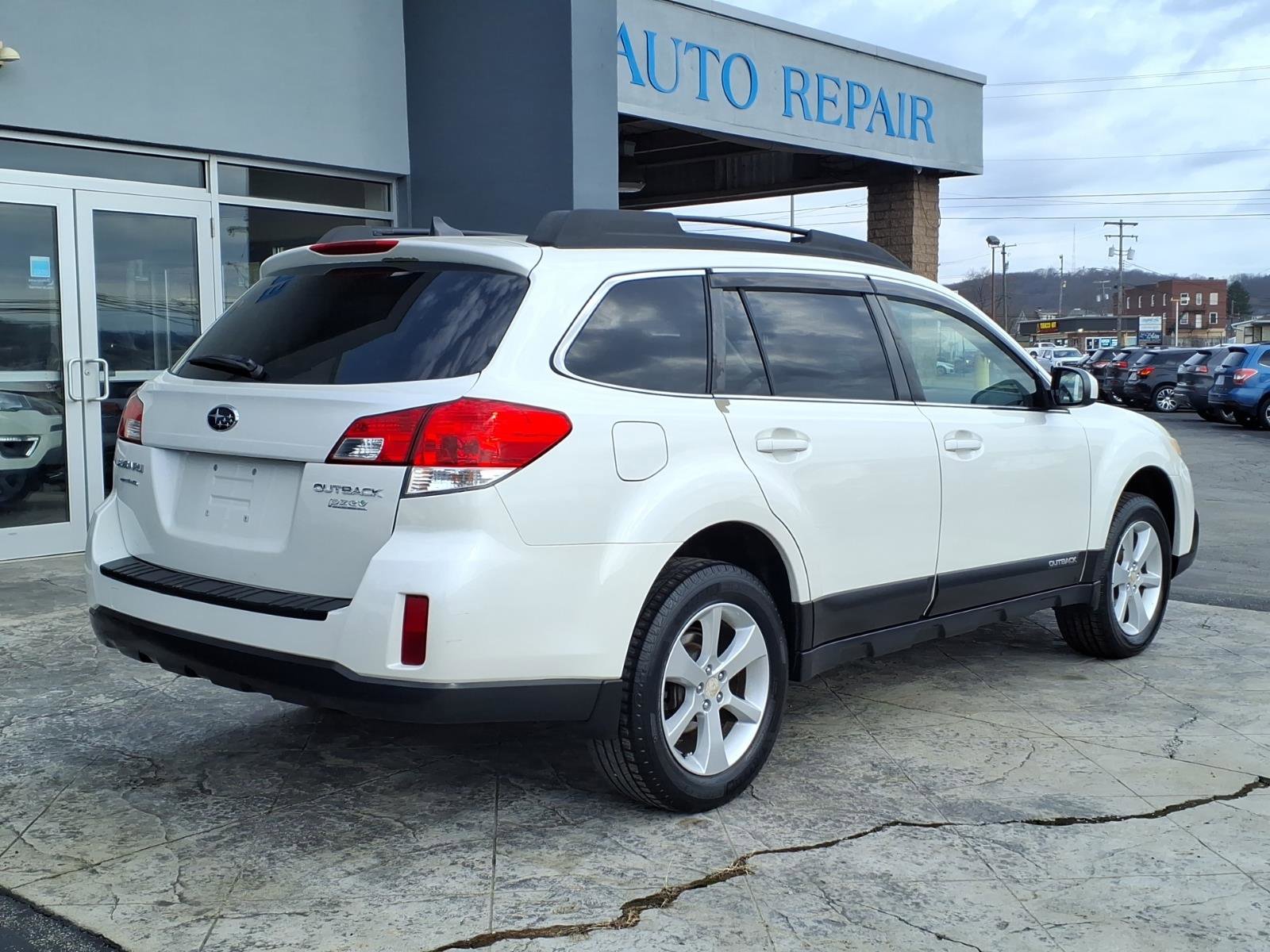 Used 2014 Subaru Outback 2.5i Premium AWD/4WD image 3