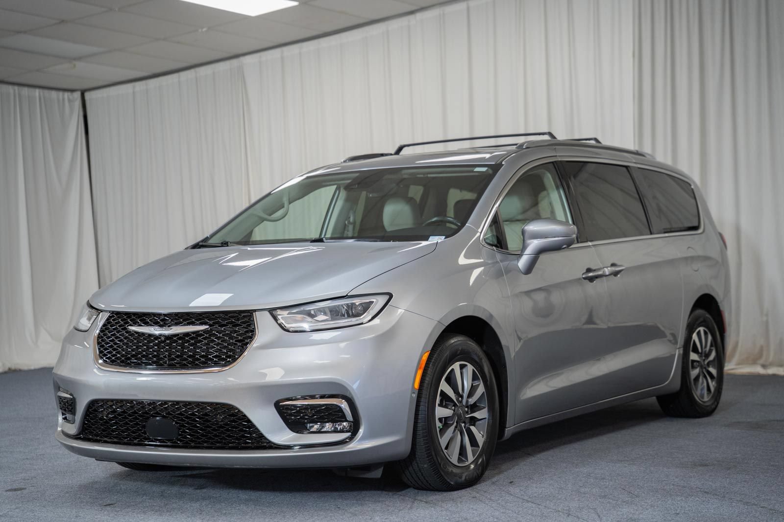 Used 2021 Chrysler Pacifica Touring-L w/ Uconnect Theater Family Group FWD image 3