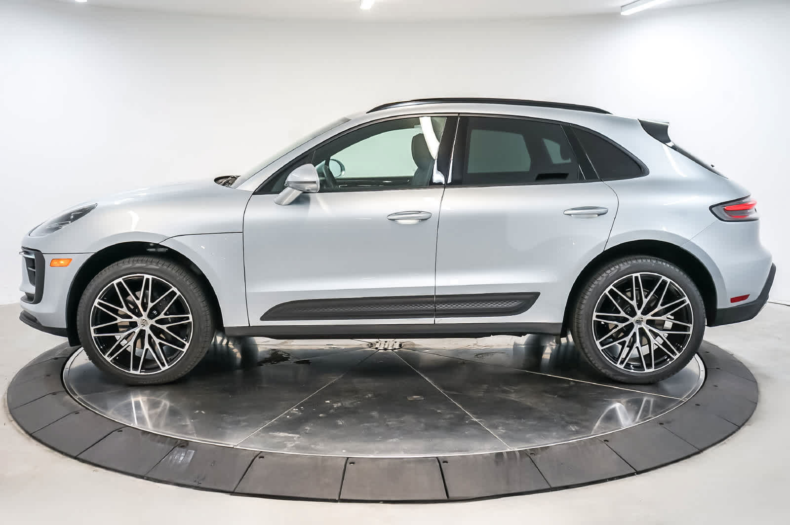 Certified 2026 Porsche Macan AWD/4WD image 2