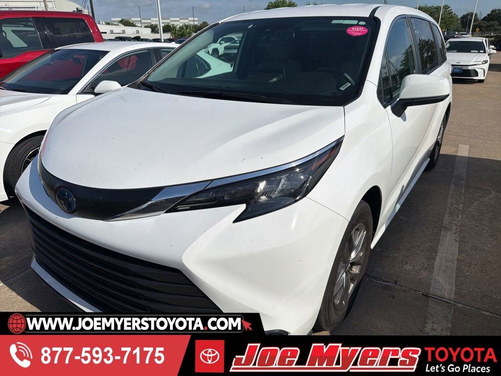Used 2025 Toyota Sienna LE FWD video 1