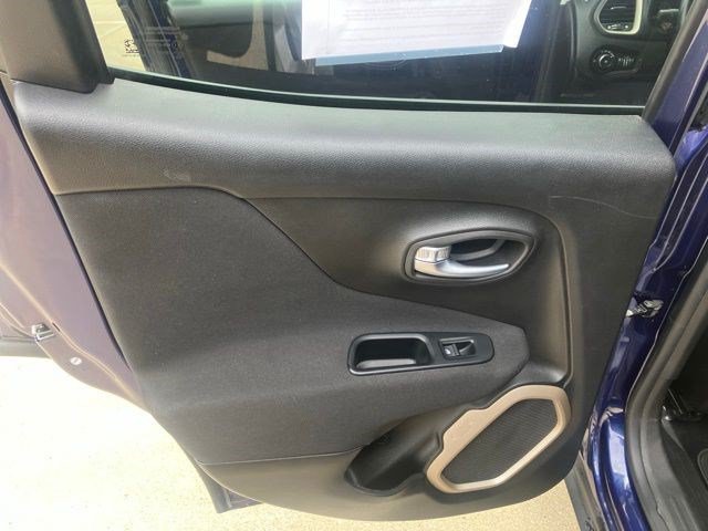 Used 2017 Jeep Renegade Latitude AWD/4WD image 21