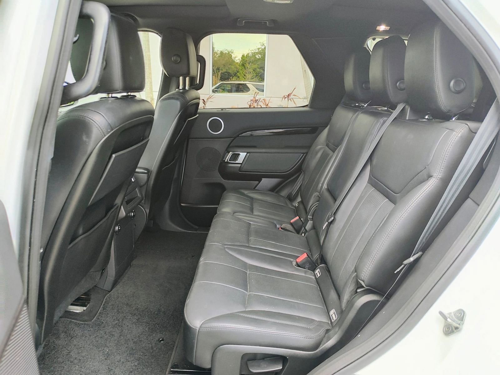Used 2017 Land Rover Discovery SE image 13
