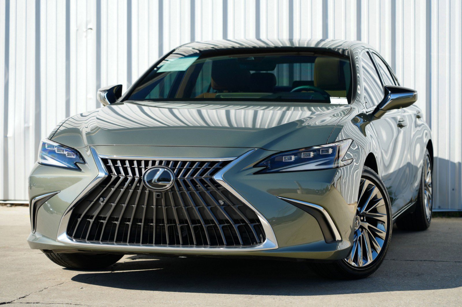 Used 2025 Lexus ES 300h w/ Luxury Package image 3