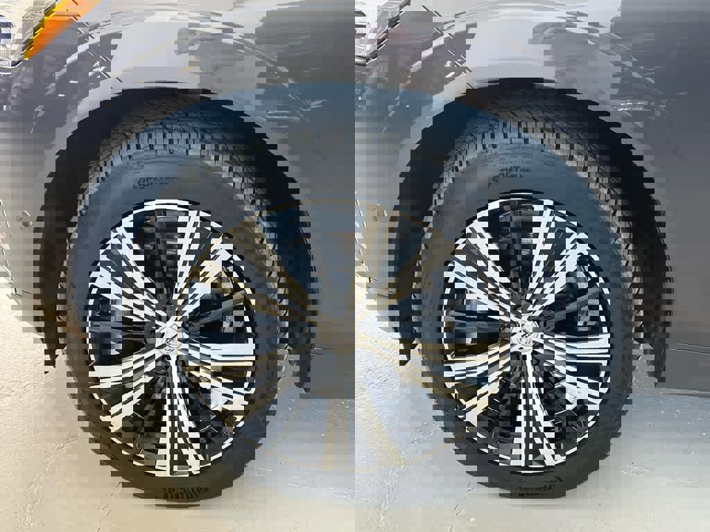 Used 2022 Volvo XC60 B6 Inscription image 8