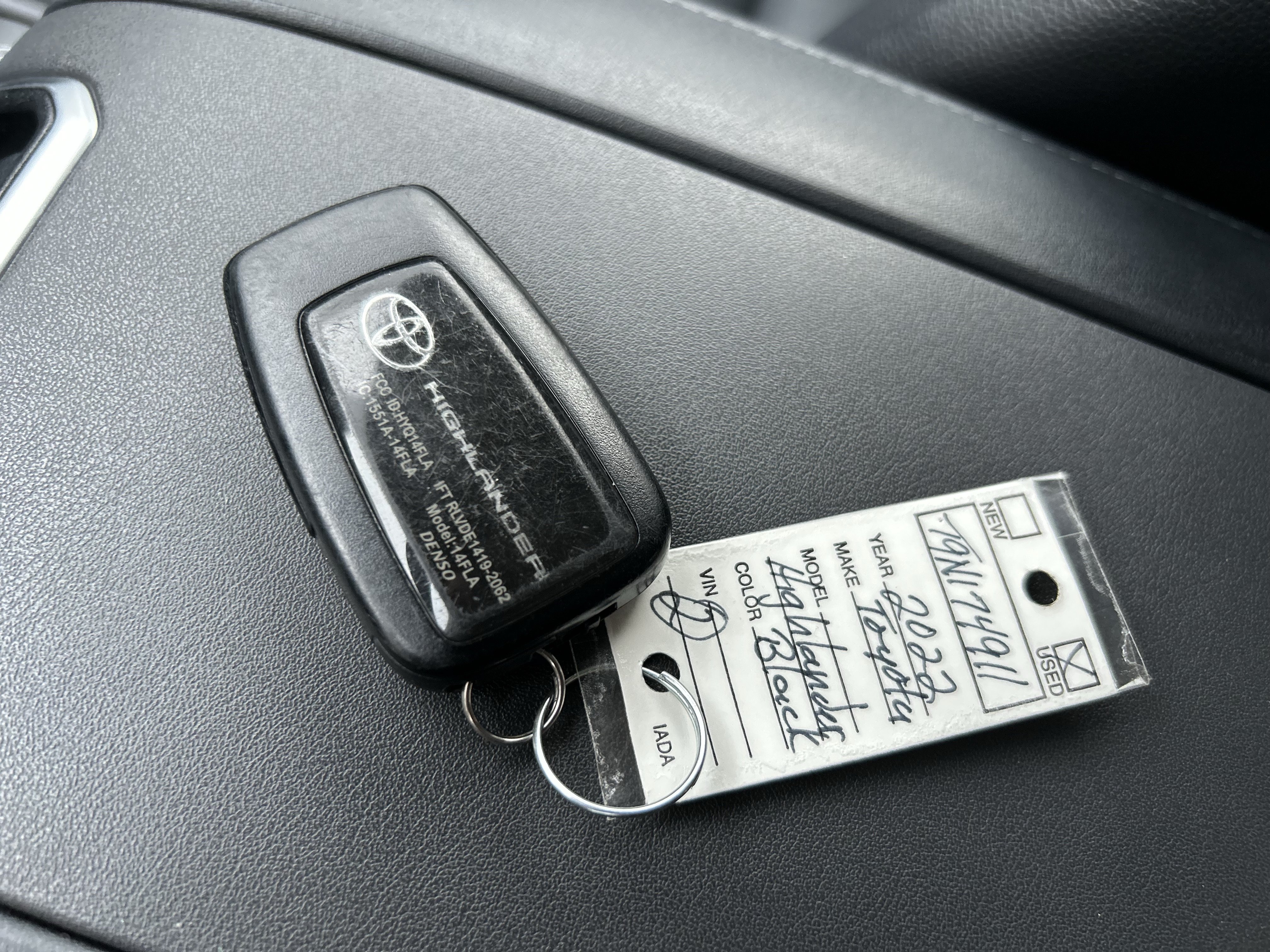 Used 2022 Toyota Highlander XLE AWD/4WD image 24
