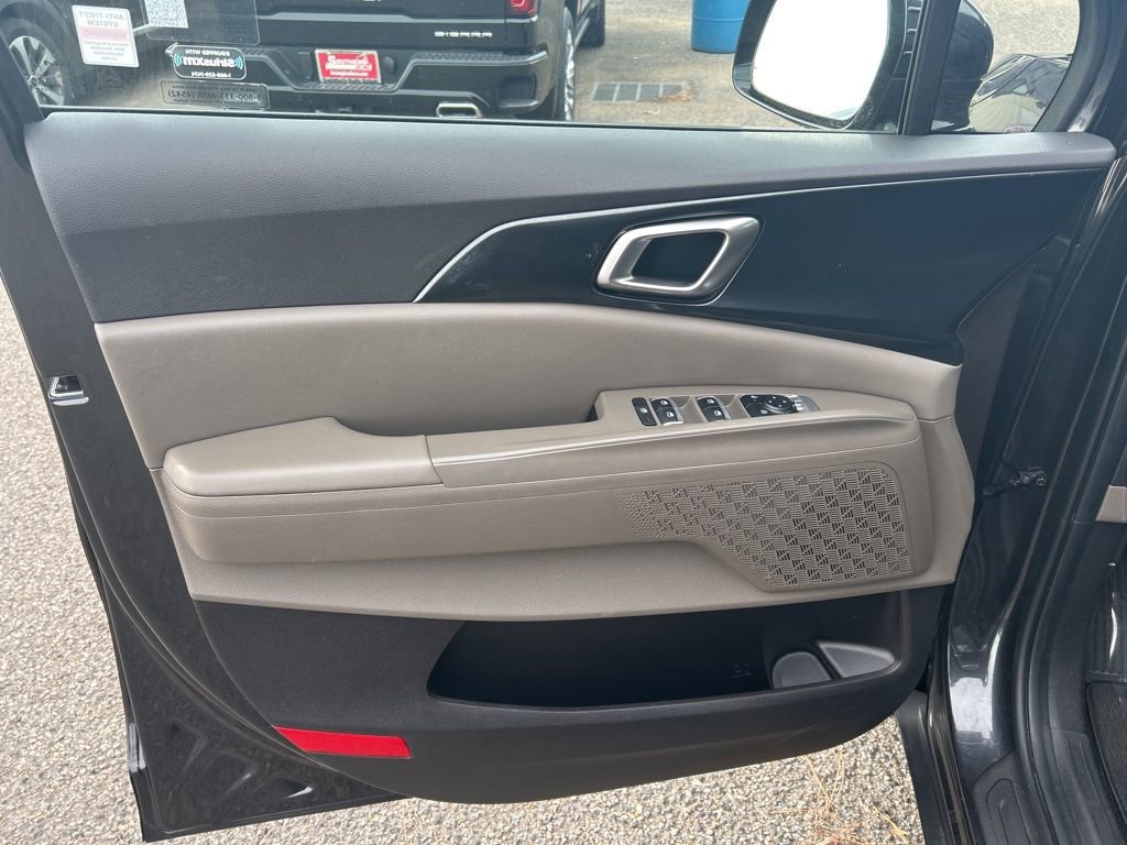 Used 2025 Kia Carnival image 12