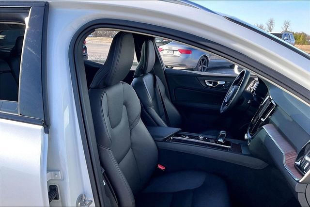 Used 2025 Volvo V60 B5 Cross Country Plus image 29