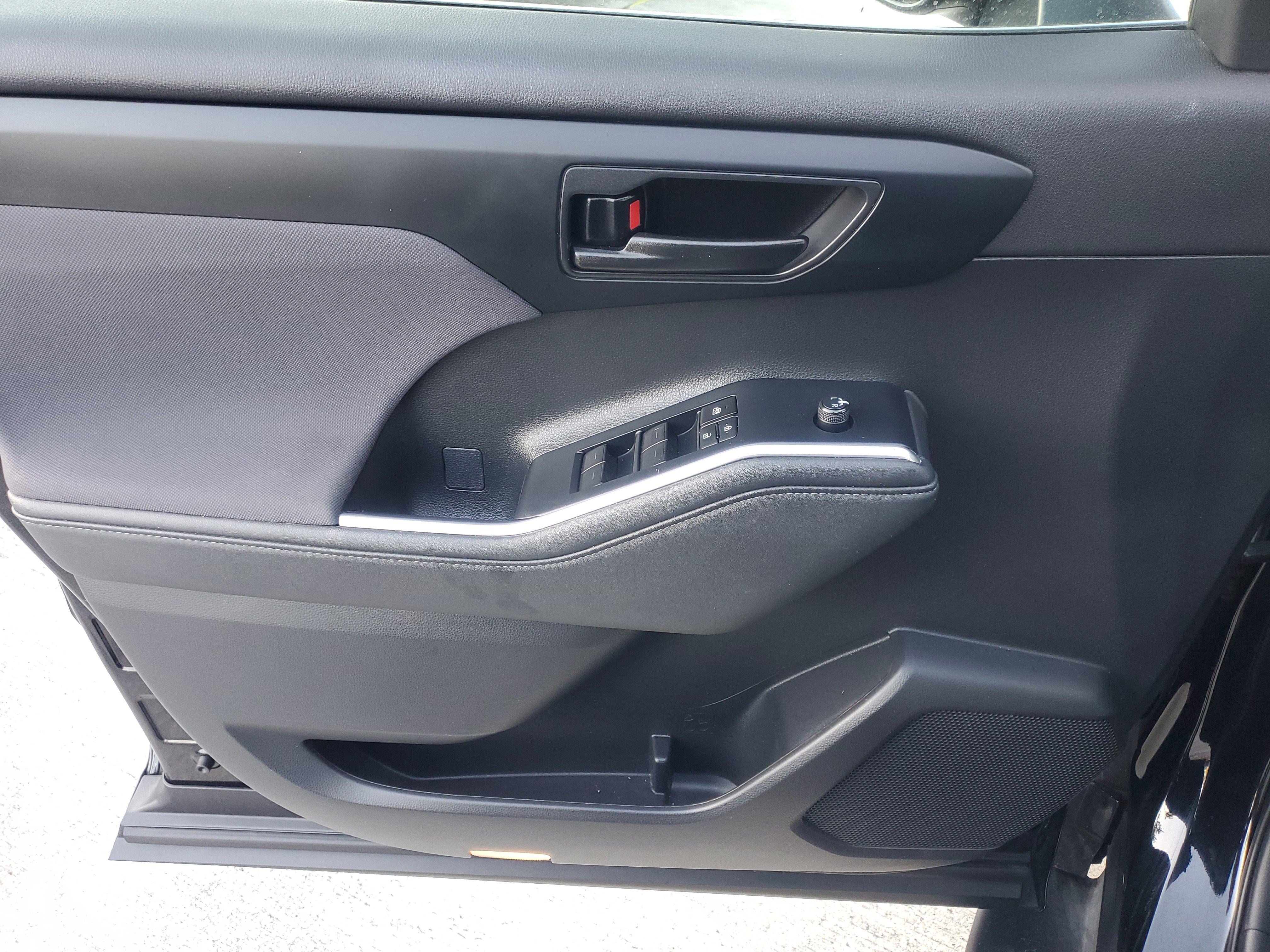 Used 2023 Toyota Highlander LE image 20