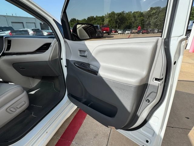 Used 2018 Toyota Sienna XLE Premium FWD image 19
