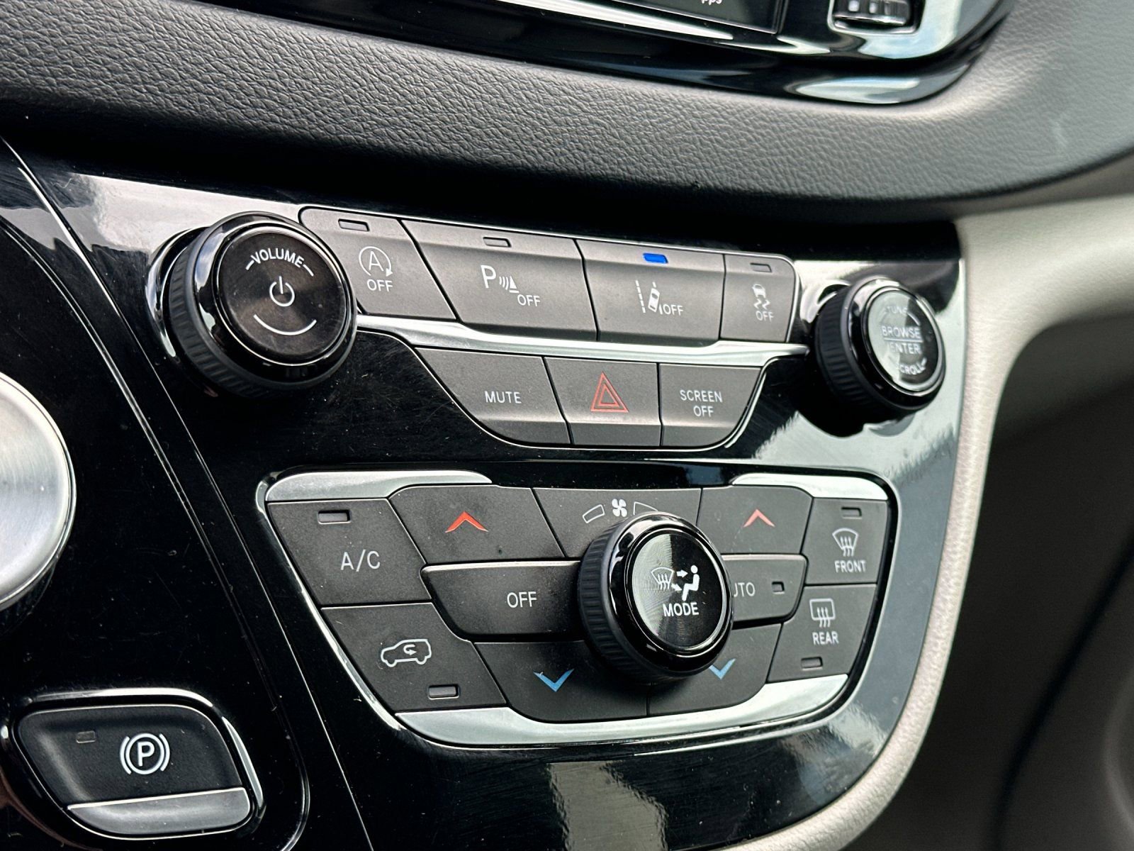 Used 2024 Chrysler Pacifica Touring-L image 21
