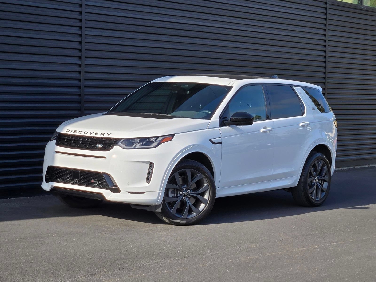 Used 2023 Land Rover Discovery Sport SE R-Dynamic AWD/4WD image 2