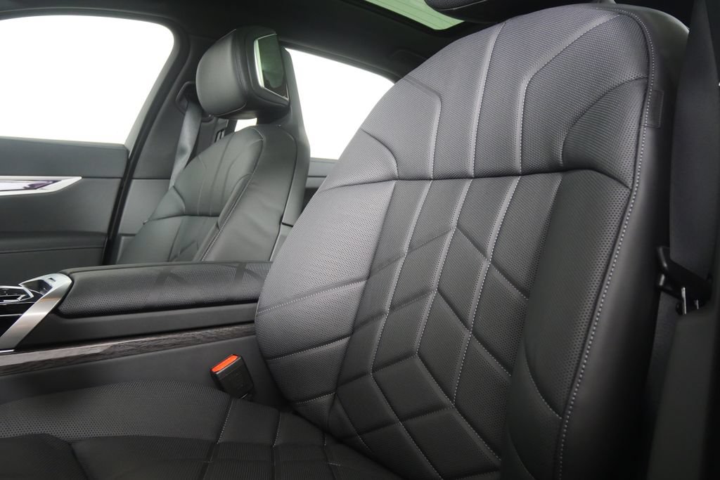 Used 2026 BMW i7 eDrive50 w/ M Sport Package RWD image 10