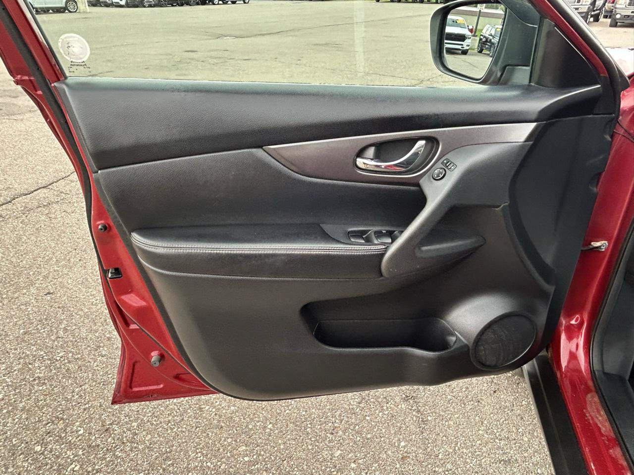 Used 2016 Nissan Rogue SV AWD/4WD image 14