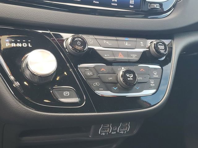 Used 2025 Chrysler Pacifica Select image 23