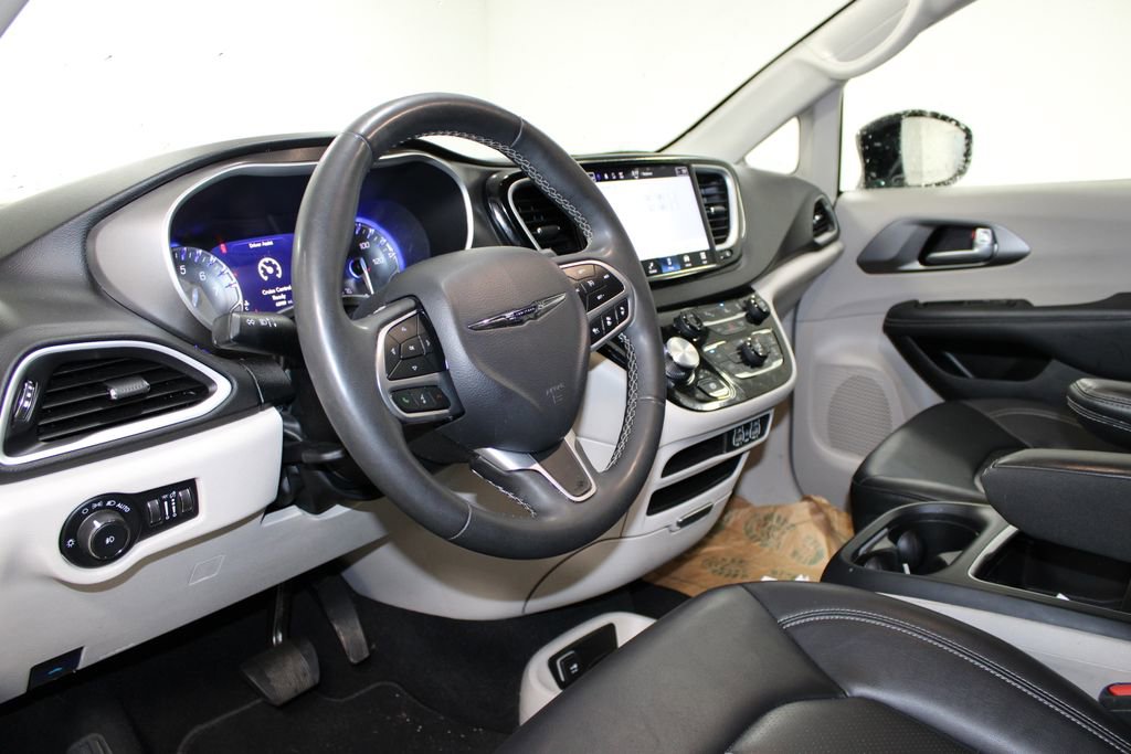 Used 2024 Chrysler Pacifica Touring-L image 17