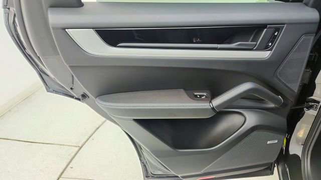 Used 2025 Porsche Cayenne w/ Premium Package image 31