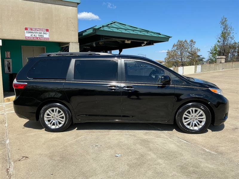 Used 2016 Toyota Sienna XLE w/ XLE Navigation Package image 9