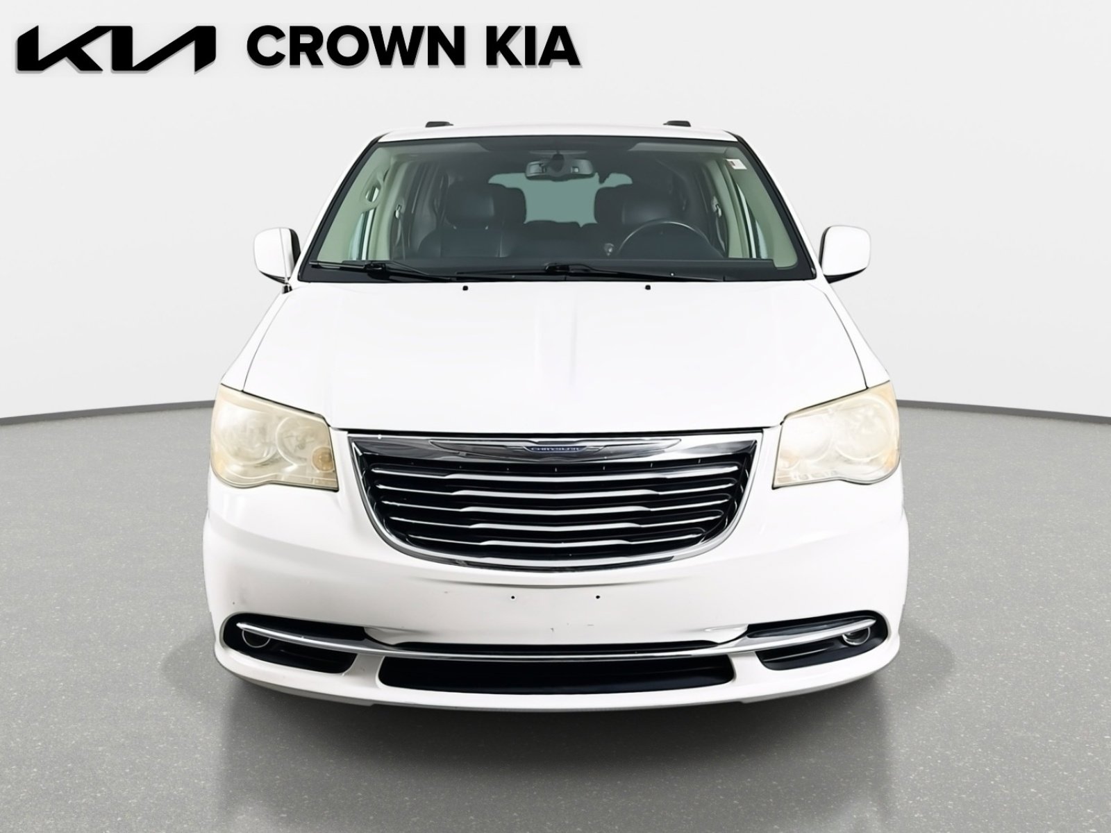 Used 2014 Chrysler Town & Country Touring image 2