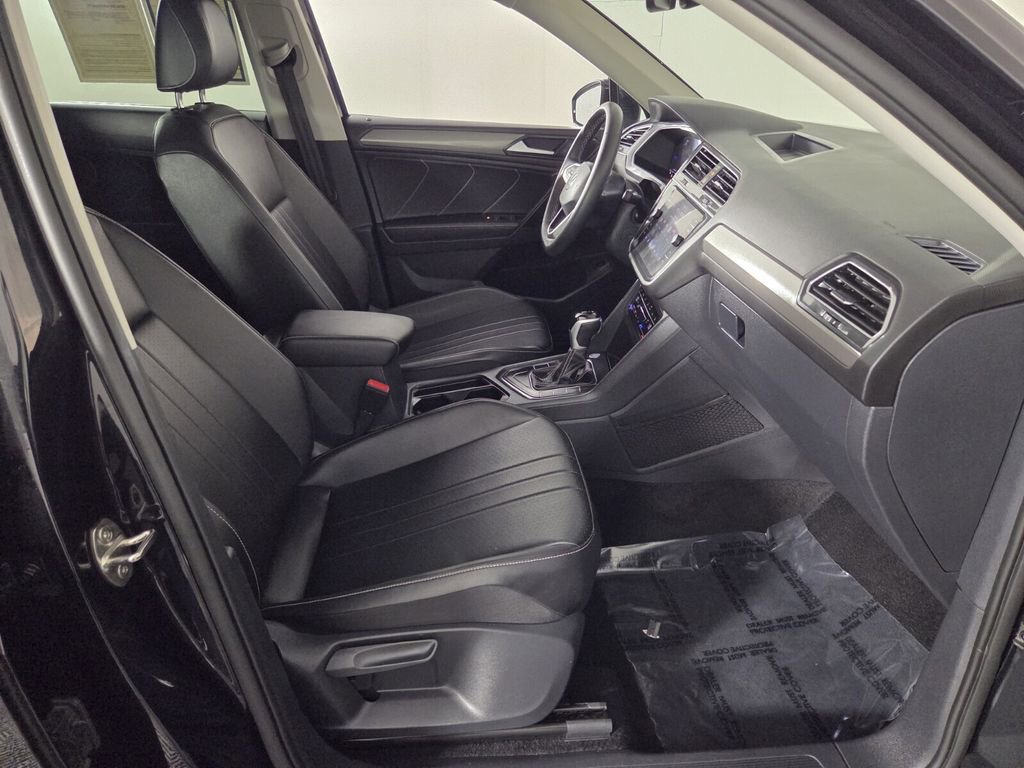 Used 2024 Volkswagen Tiguan SE image 32