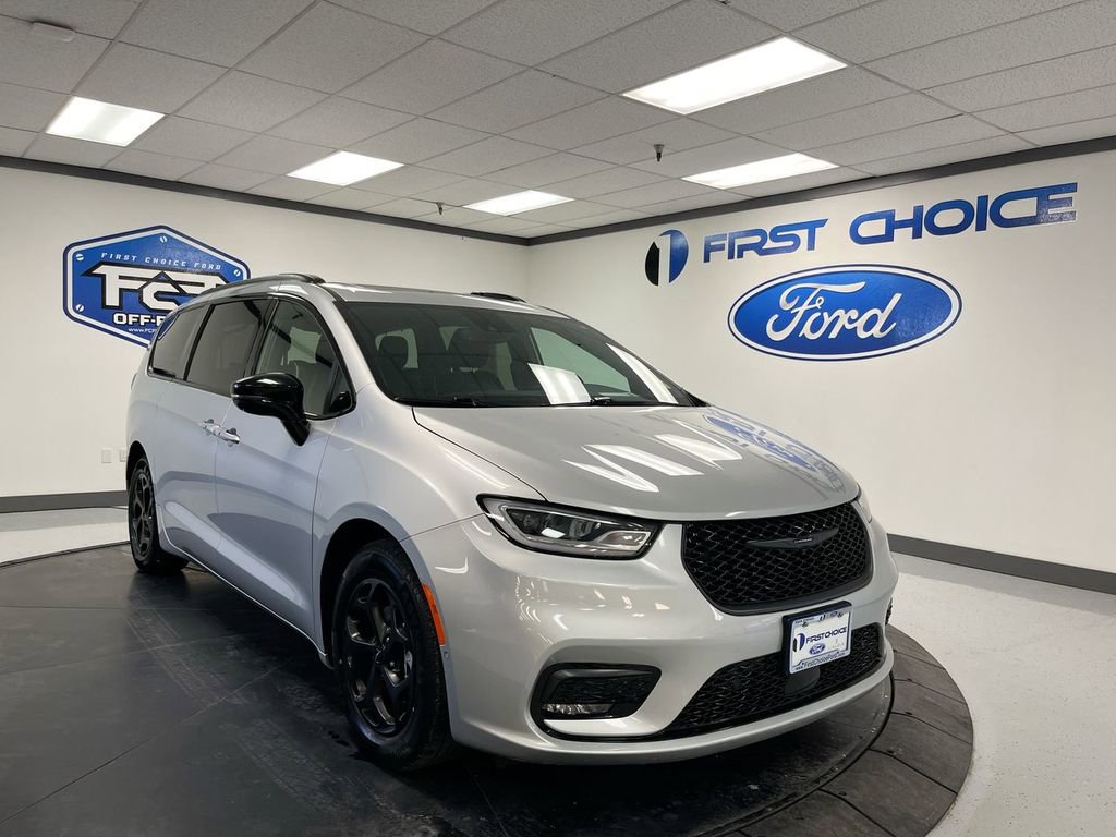 Used 2024 Chrysler Pacifica Premium image 16