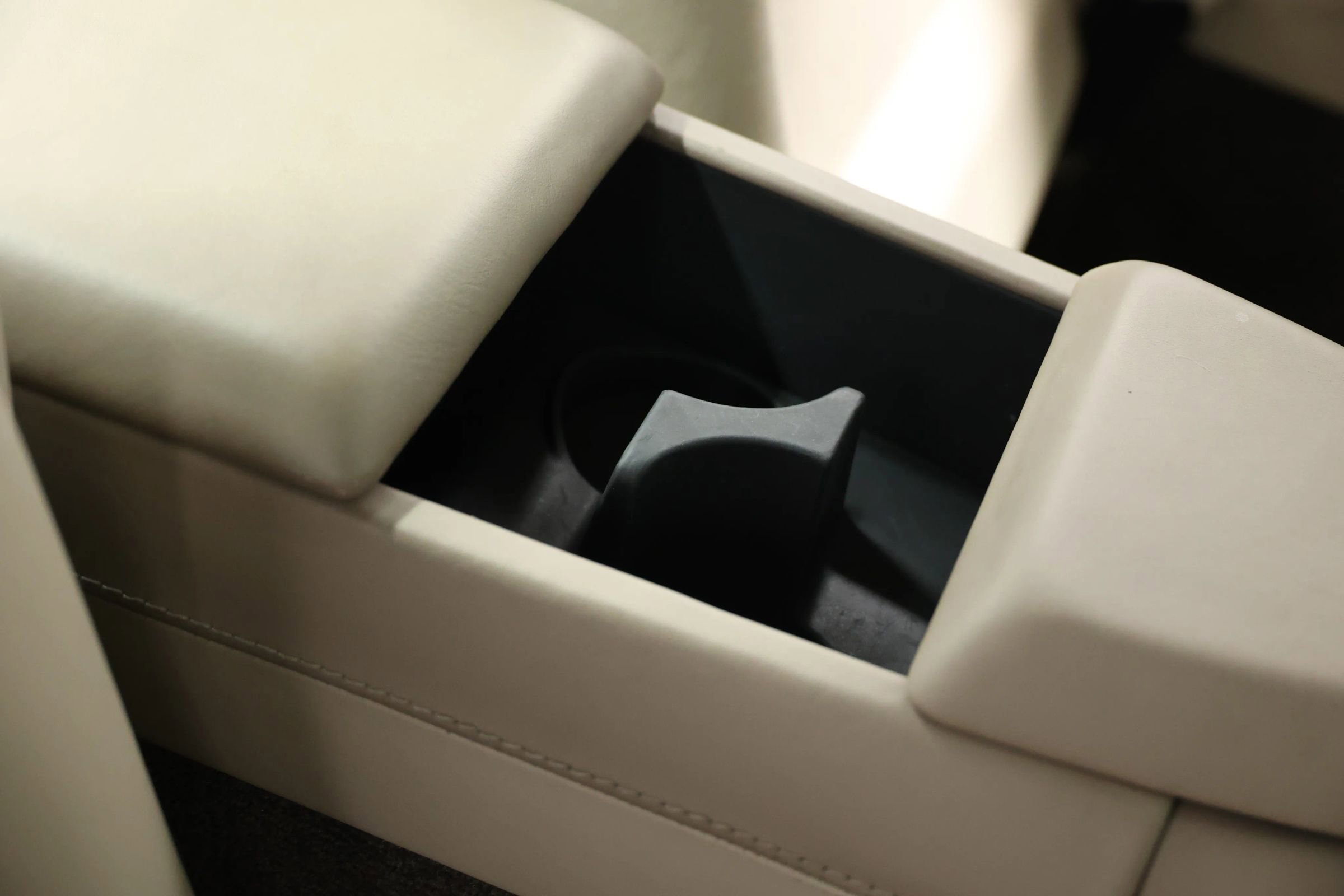 Used 2018 Aston Martin DB11 Coupe image 44