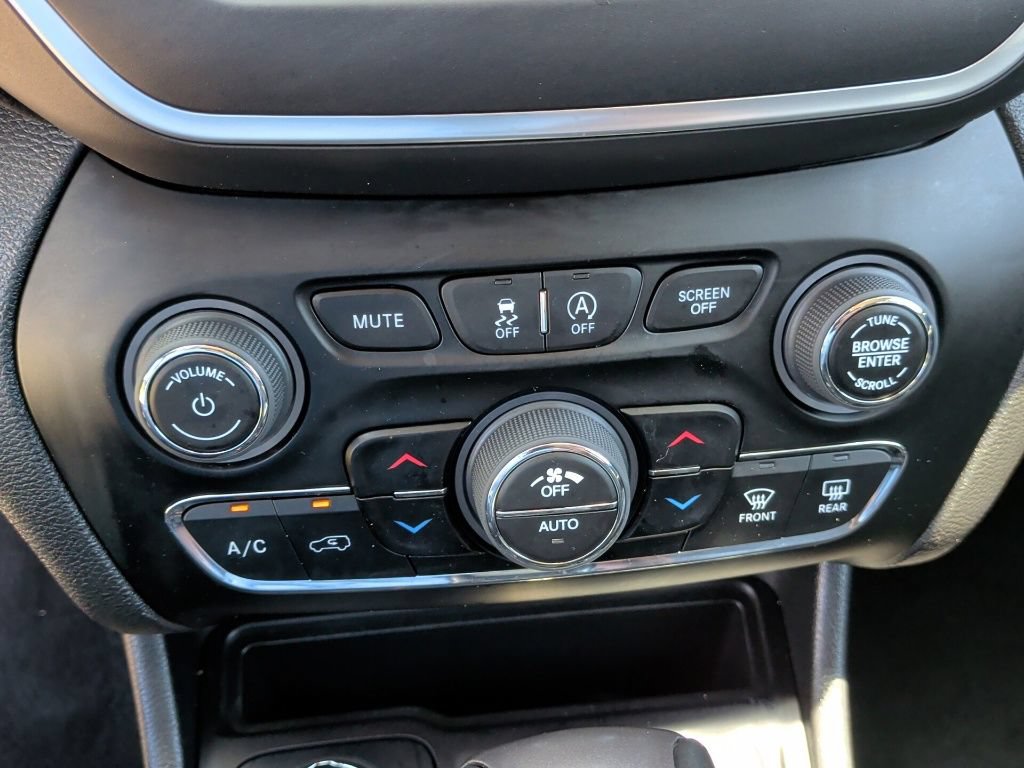 Used 2023 Jeep Cherokee Altitude Lux AWD/4WD image 28