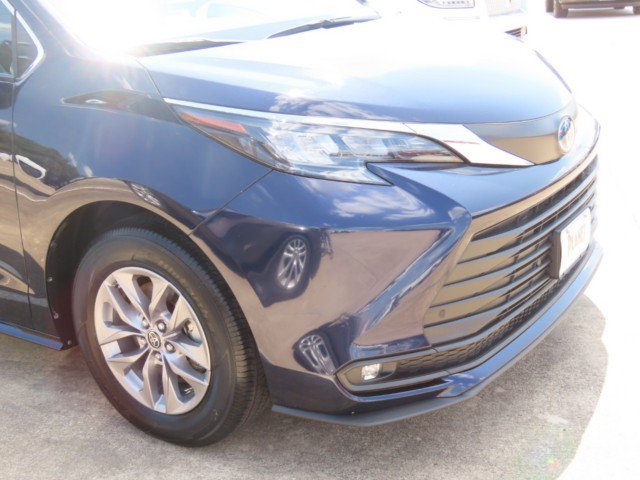Used 2025 Toyota Sienna XLE FWD image 5