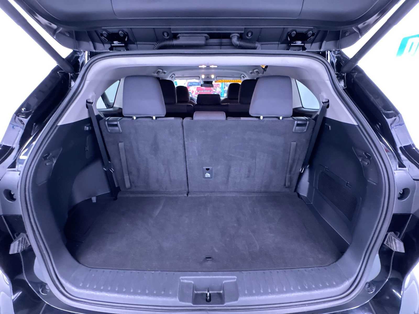 Used 2025 Toyota Highlander LE FWD image 43