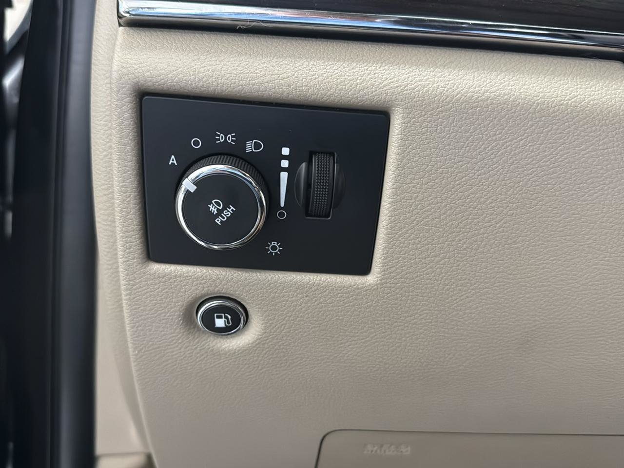 Used 2015 Jeep Grand Cherokee Overland AWD/4WD image 11