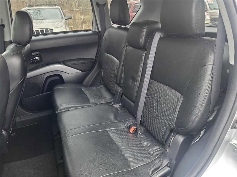 Used 2011 Mitsubishi Outlander ES image 12