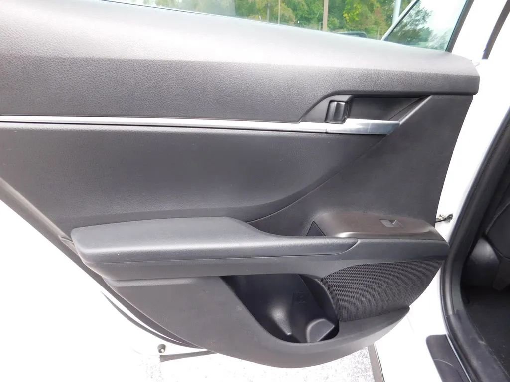Used 2023 Toyota Camry SE image 6