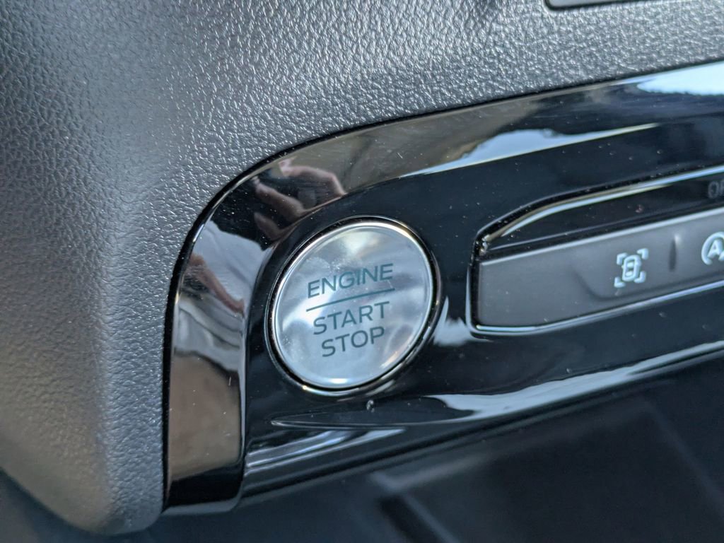 Used 2025 Ford Escape Platinum AWD/4WD image 31