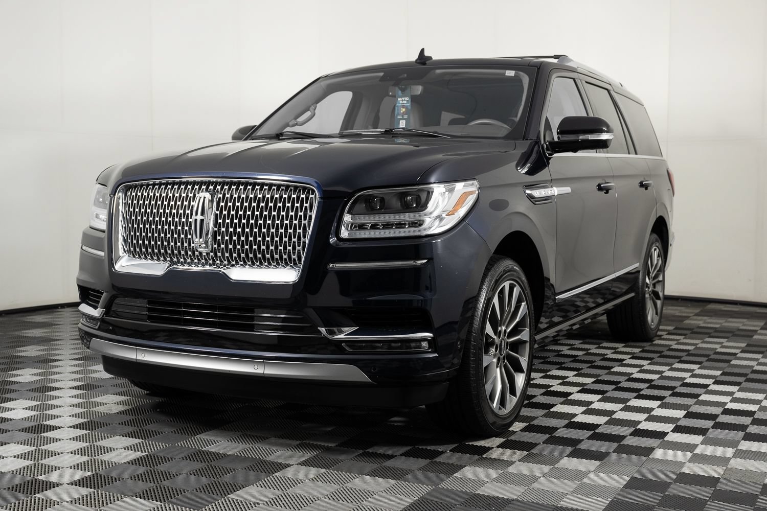 Used 2021 Lincoln Navigator Reserve w/ Cargo Convenience Package AWD/4WD image 2