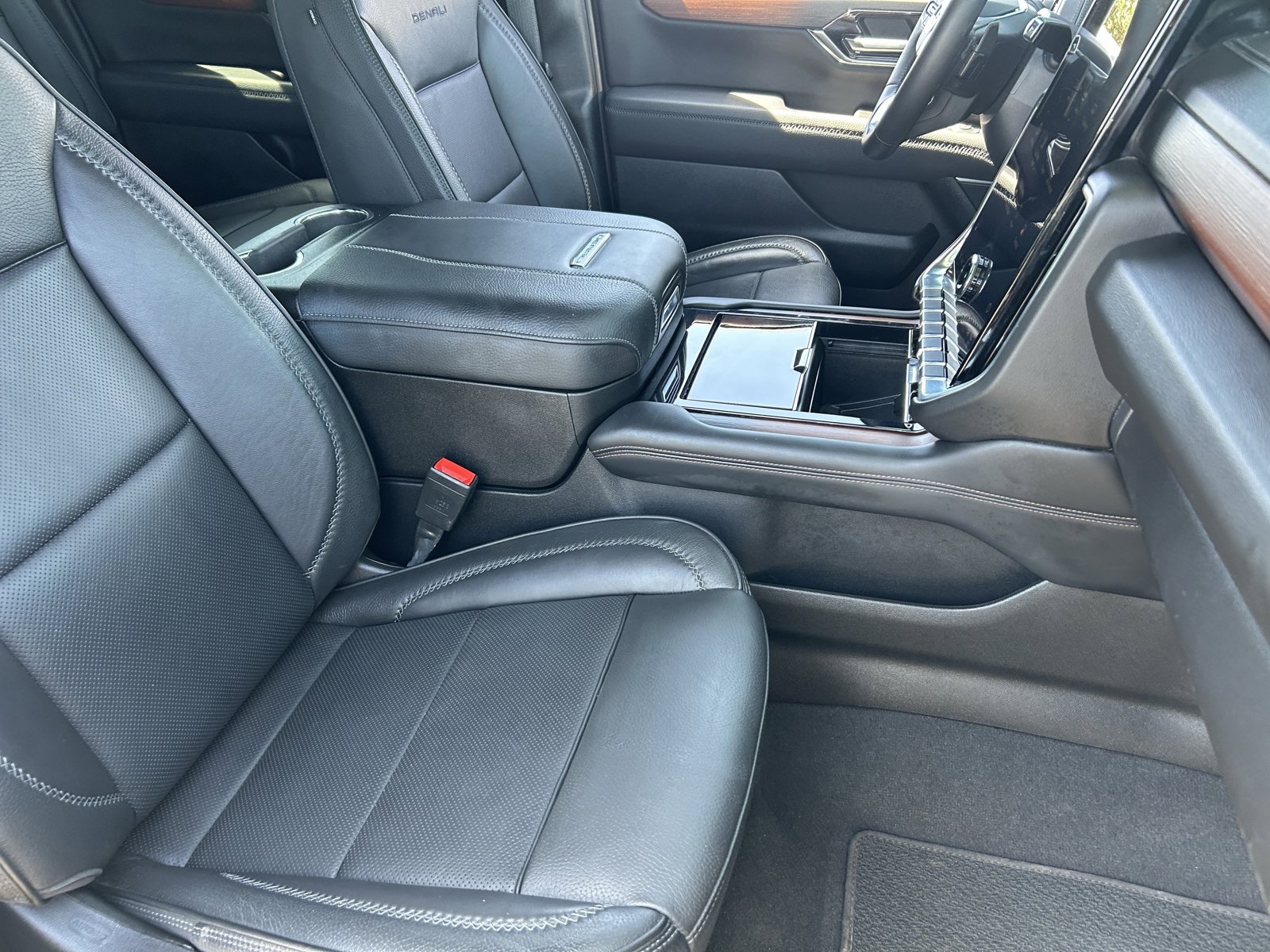 Certified 2025 GMC Yukon XL Denali AWD/4WD image 11