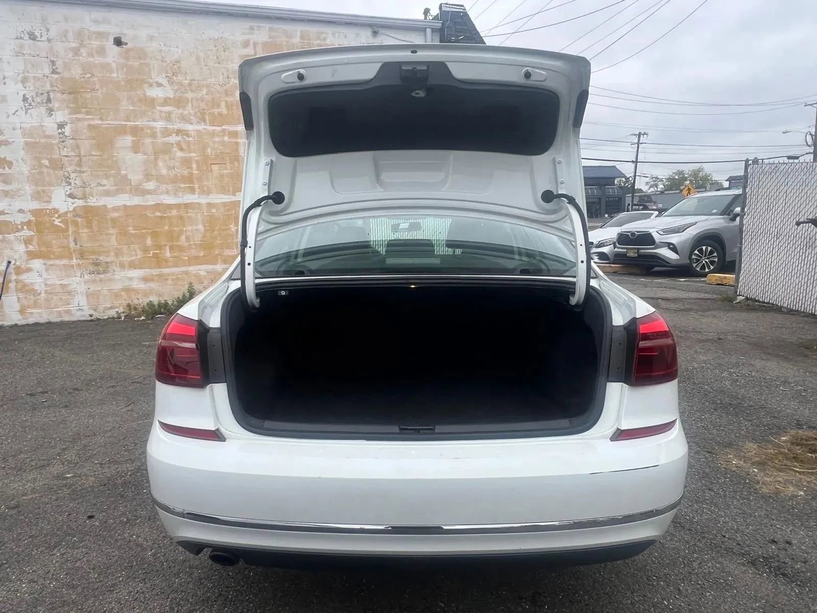 Used 2018 Volkswagen Passat 2.0T SE image 22