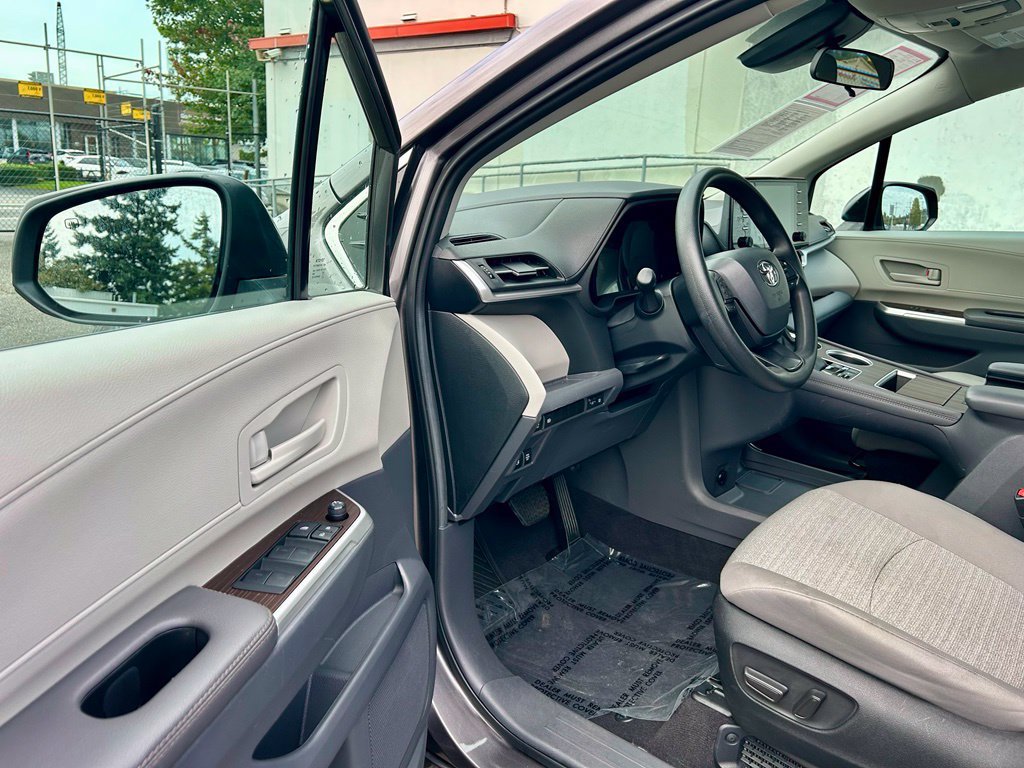 Certified 2024 Toyota Sienna LE AWD/4WD image 9