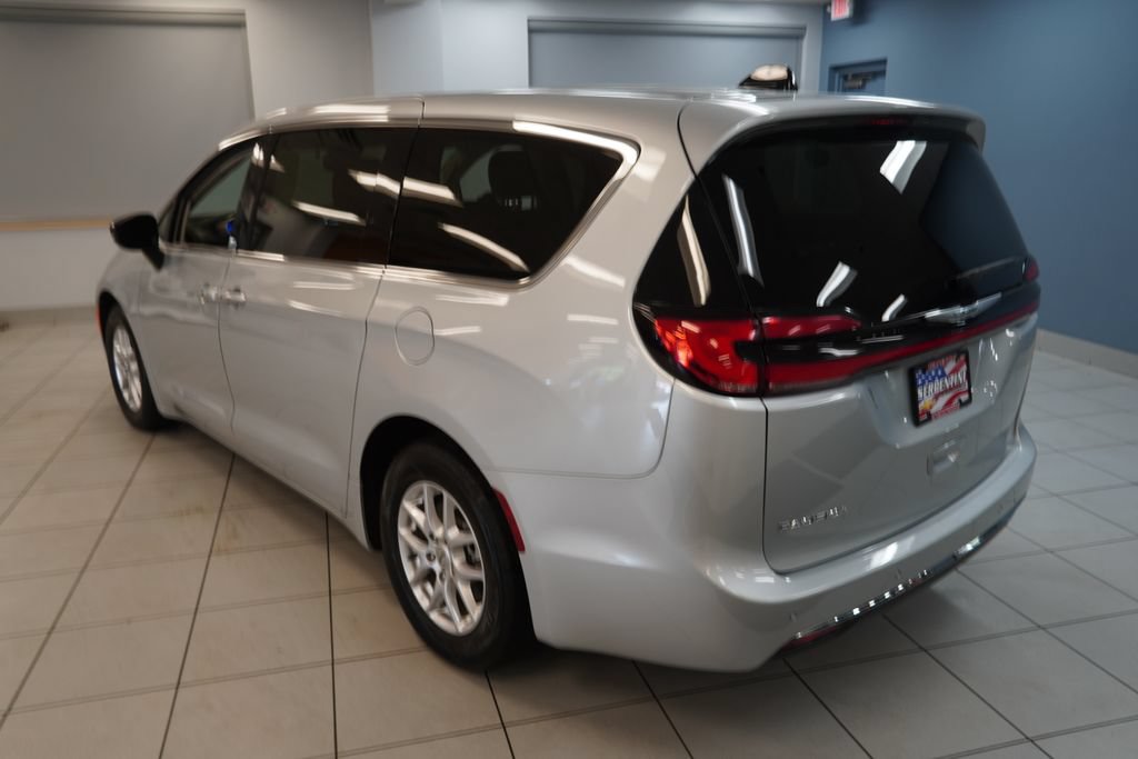 Used 2024 Chrysler Pacifica Touring-L FWD image 9