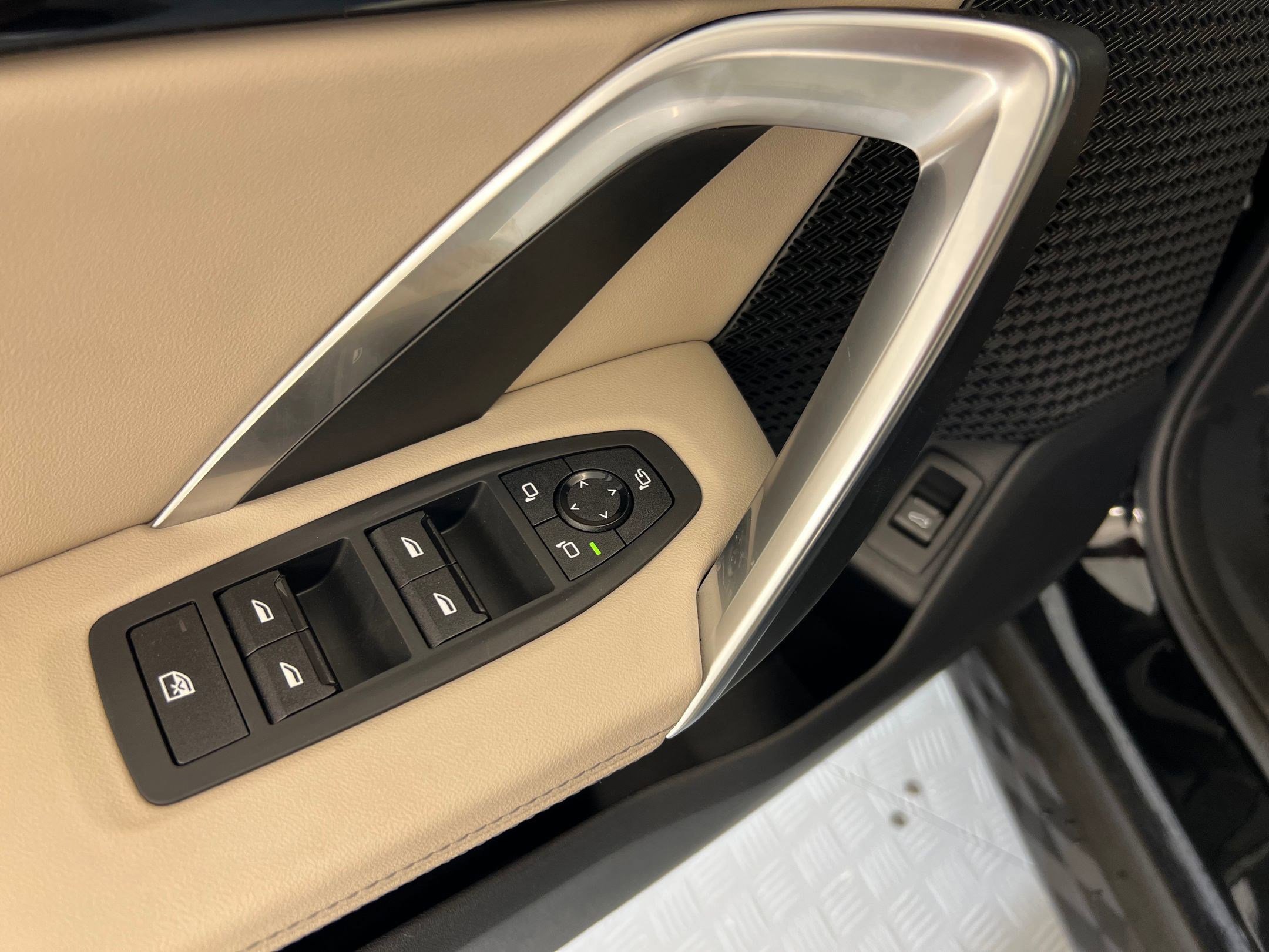 Used 2025 BMW X2 xDrive28i w/ Convenience Package image 22