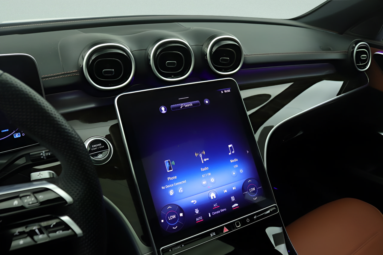 Used 2023 Mercedes-Benz C 300 Sedan image 9