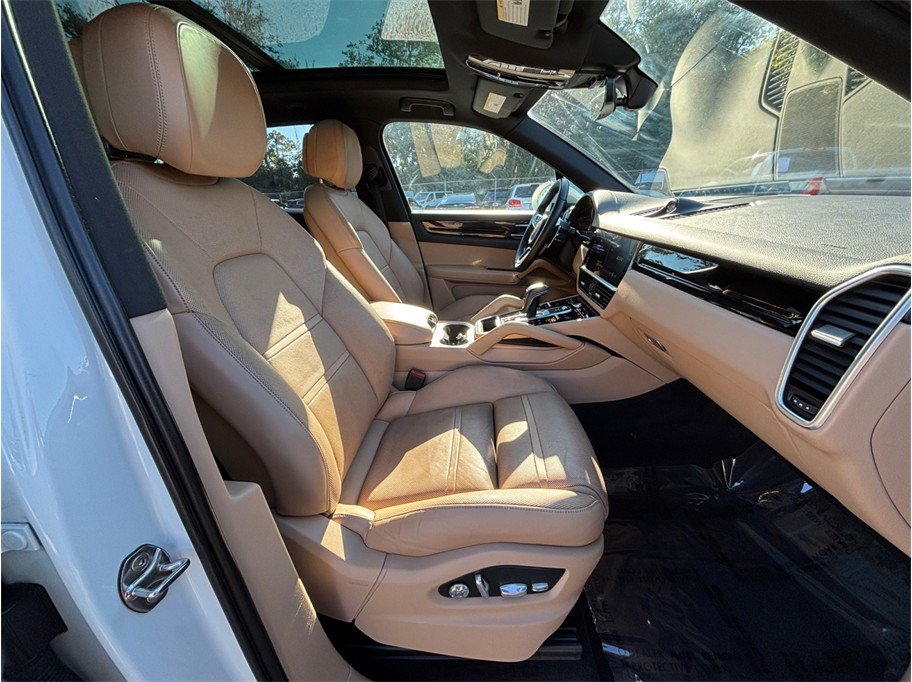 Used 2019 Porsche Cayenne w/ Premium Package AWD/4WD image 46