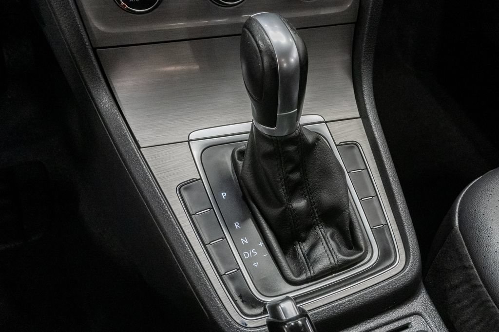 Used 2015 Volkswagen Golf S FWD image 18